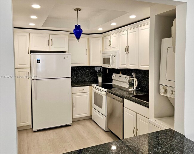 Building Photo - 3731 N Country Club Dr