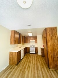Building Photo - Your perfect Ventura retreat—spacious 3 be...