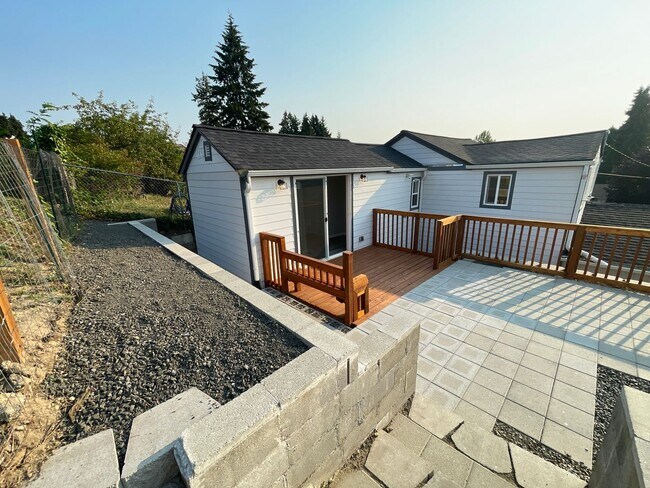 Building Photo - FULLY RENOVATED LESS THAN 2 YEARS - 2BED/1BATH WITH BONUS/OFFICE SPACE