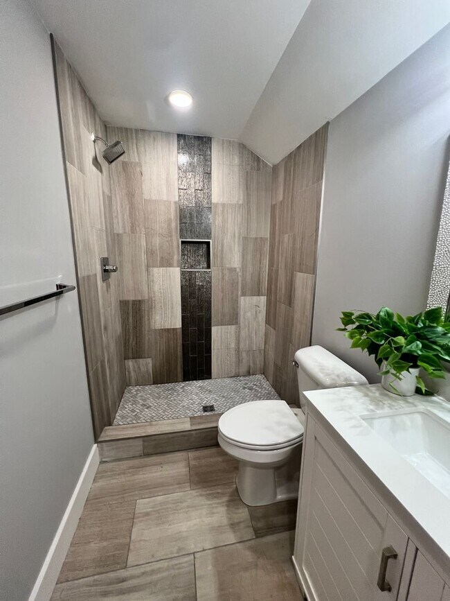Building Photo - 6 Bedroom in Fort Sanders w/ Ensuite Bathr...