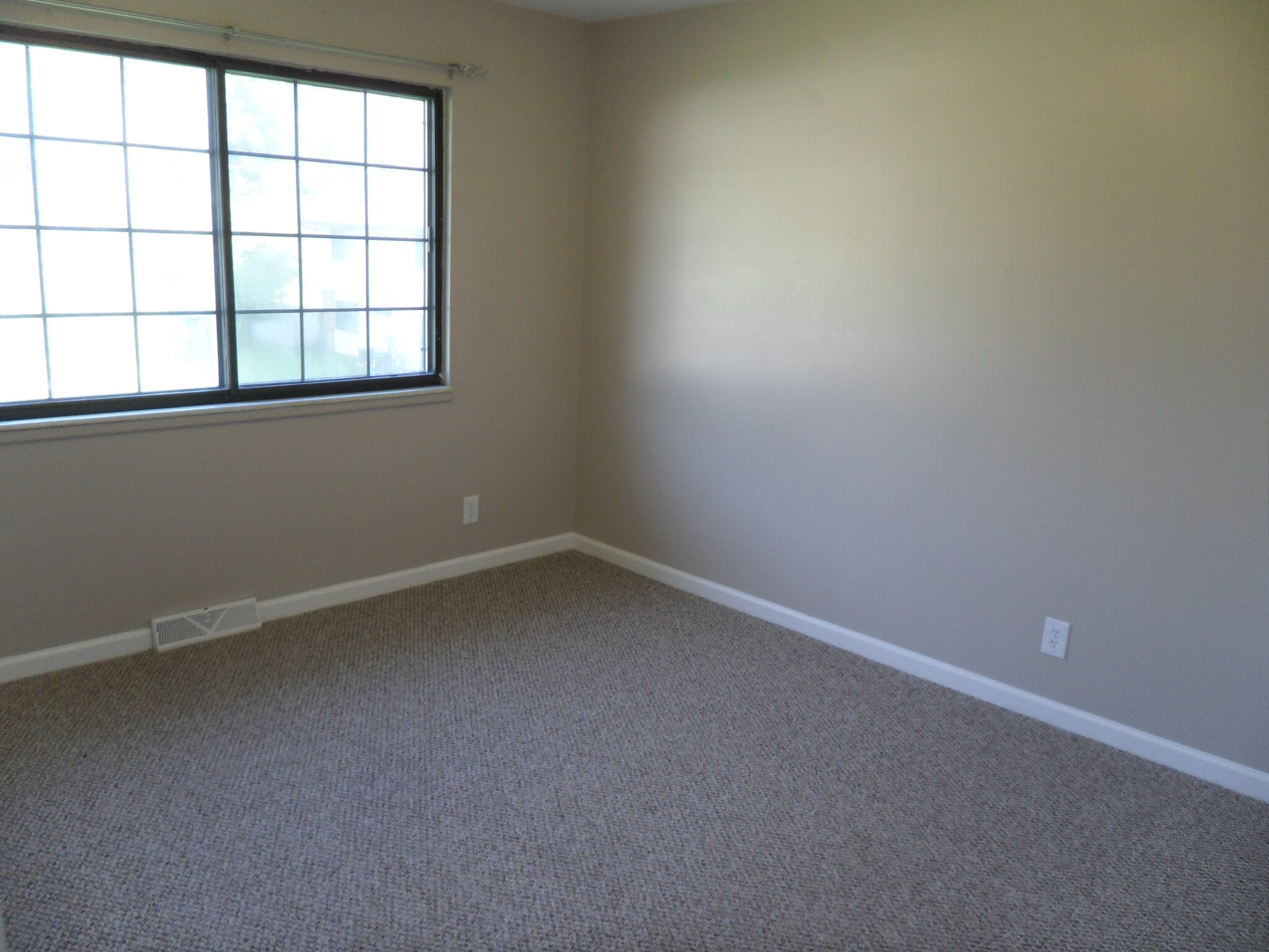 Building Photo - 5526 Humbert Rd
