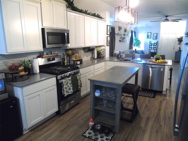 Building Photo - 308 Majestic Cedar Ct