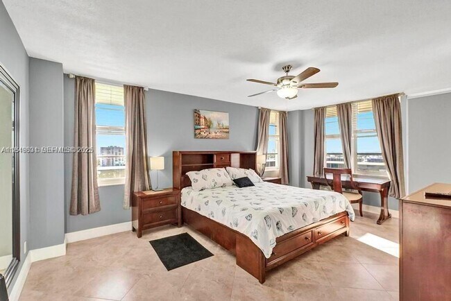 Building Photo - 3725 S Ocean Dr