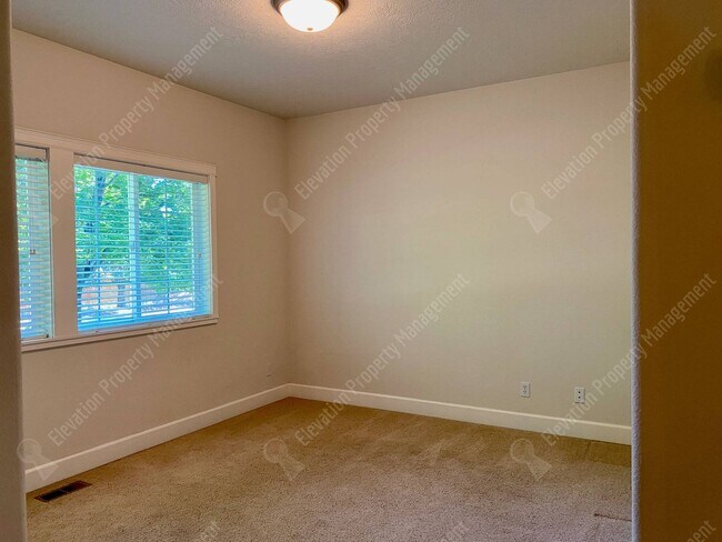 Building Photo - 3-BR 2-BA Boyd Acres Beauty