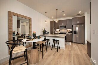 Building Photo - Luxury Living in the Heart of Downtown!