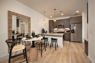 Building Photo - Luxury Living in the Heart of Downtown!