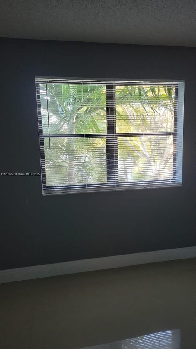 Building Photo - 570 S Park Rd