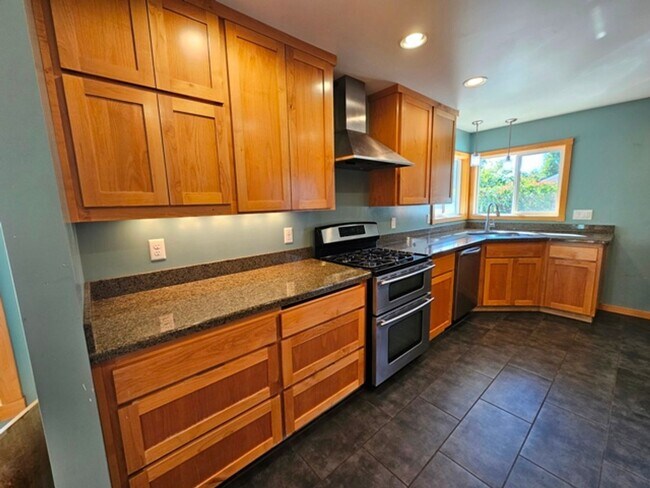 Building Photo - 3Bd/1.5Ba Single Story Home-For Viewing!