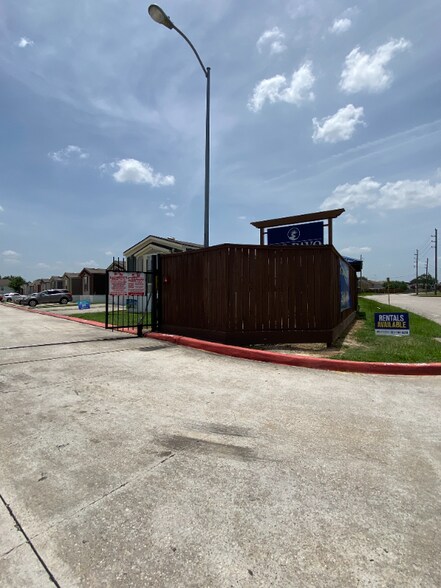 Primary Photo - 1120 N Vista Dr