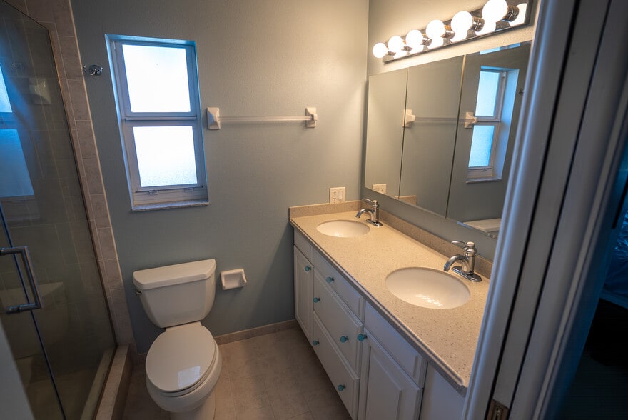 Master Bath - 8679 Merrimoor Blvd