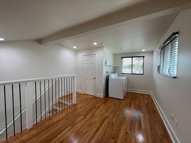 Building Photo - Midtown Ventura Charmer!