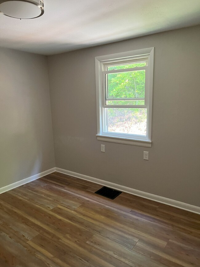 Building Photo - Remodeled 3 Bedroom, 1 Bathroom Home with ...