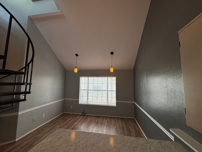 Building Photo - 301 Settlers Park Dr