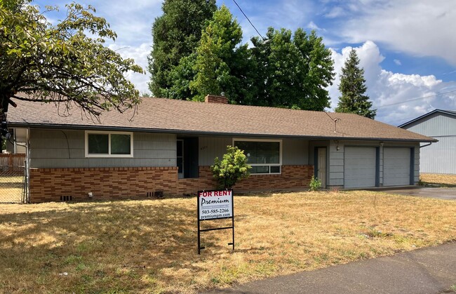 Primary Photo - Large Three Bedroom Home in North Salem, C...