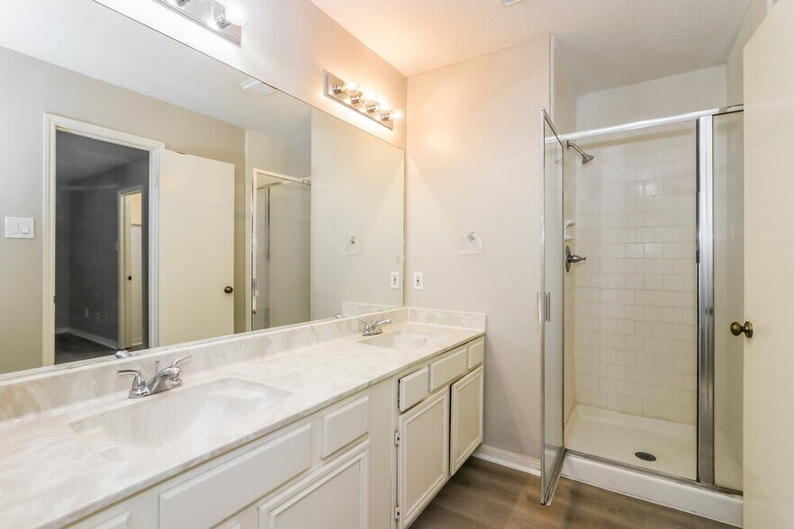 Building Photo - 4635 Linden Pl