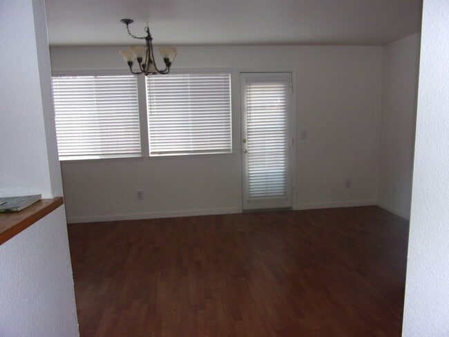 Building Photo - 853 Vassar Dr