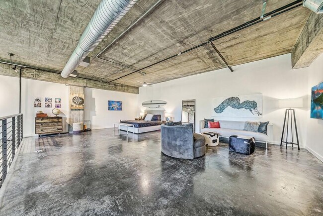 Building Photo - 640 Glen Iris Dr NE