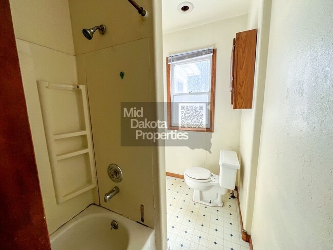 Building Photo - 933 E 5th-3 Bedroom House