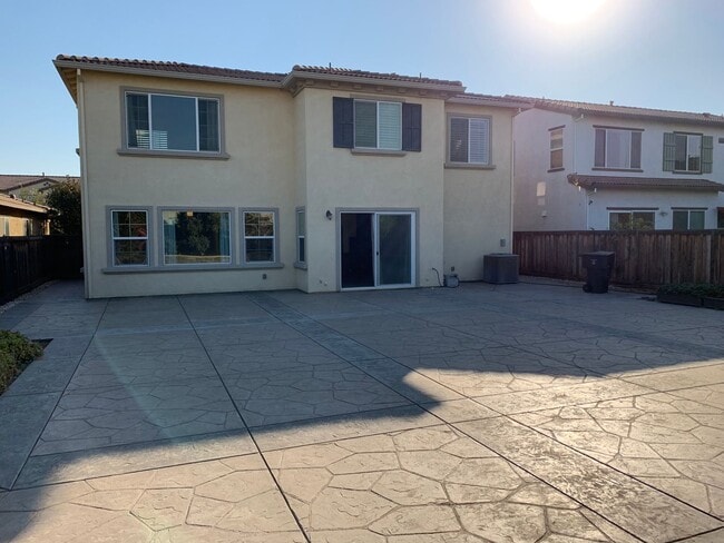 Building Photo - Beautiful 5 Bedroom, 3.5 Bath Mountain House Home W/ Office