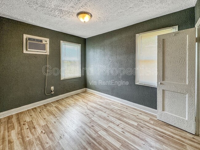 Building Photo - 4910 Poe Ave