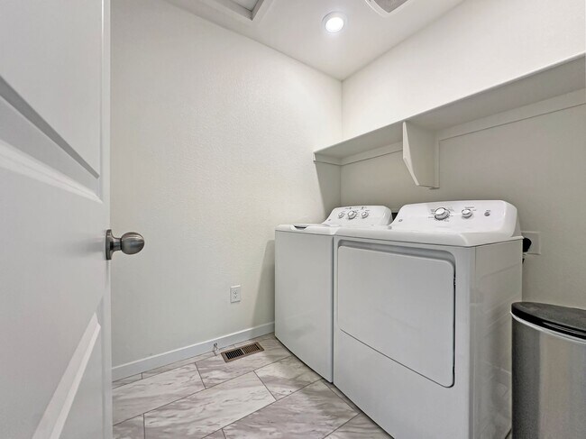 Building Photo - For Rent | $3,000/Month | 3 Bed | 3 Bath | Buffalo Highlands Townhome