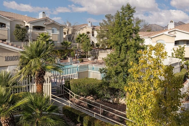 Building Photo - Fully furnished luxury 3br townhome with garage in gated Summerlin community