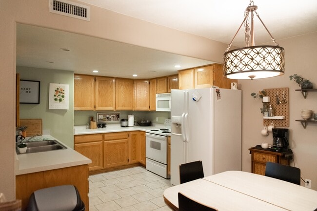 Building Photo - Orem Condo