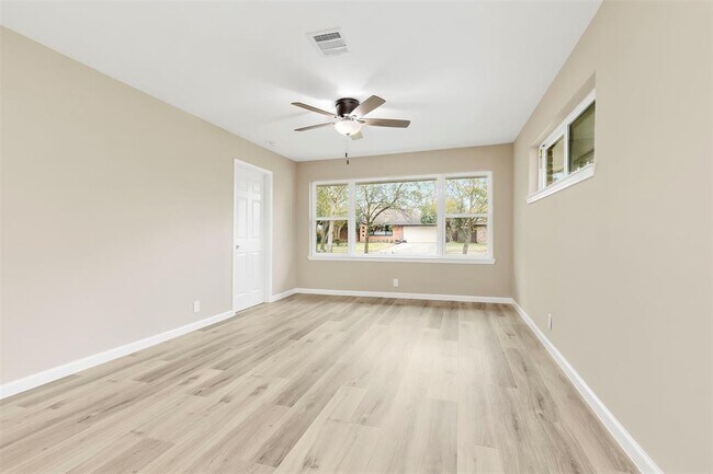Building Photo - 10615 Clematis Ln