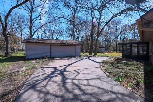 Building Photo - 20427 Lakeside Dr