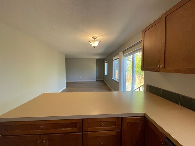 Building Photo - Great 6 bed, 6 bath Duplex Unit in North Portland with Laundry, Patio