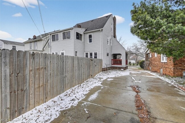 Building Photo - 231 E 210th St