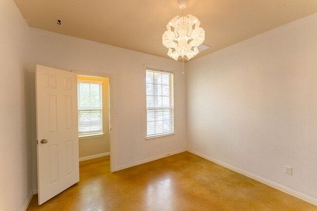 Building Photo - Stunning 3 bedroom/3 bathroom House in Austin!!!