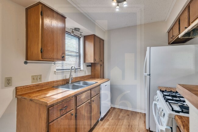 Building Photo - 3002 Breeze Terrace