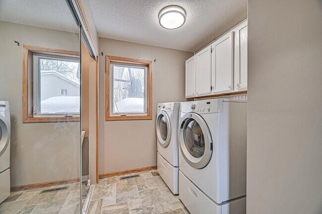 Building Photo - Spacious 4-Bed 4-Bath Home in Buffalo - Available 7/1!