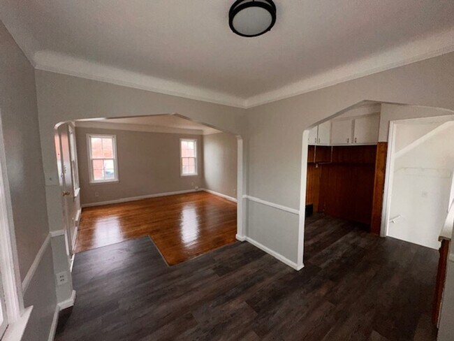 Building Photo - Three Bed 1 Bath Brick Bungalow with basement on the east-side of Detroit! Move in Ready!