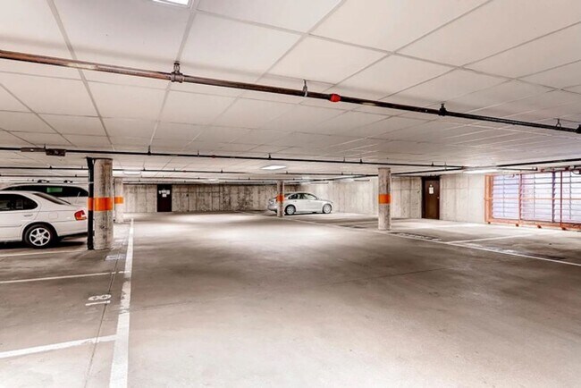 Building Photo - Spacious 2Bd/2.5Ba Luxury Loft-Style Condo...