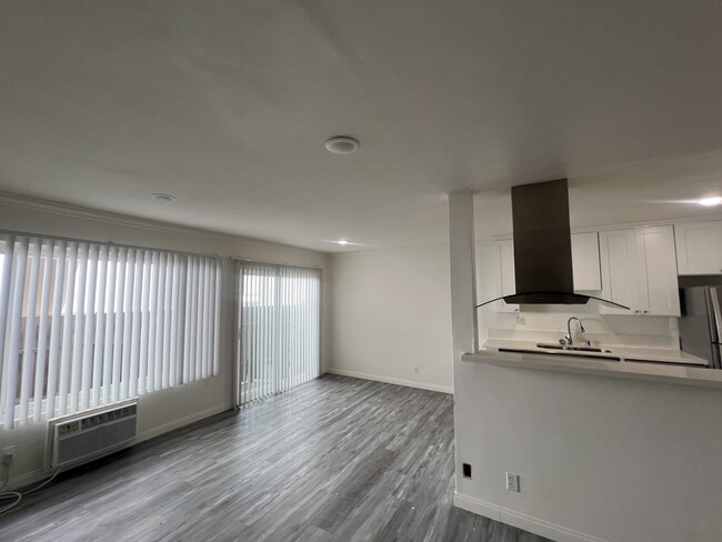 living room with kitchen - 1424 Greenfield Ave