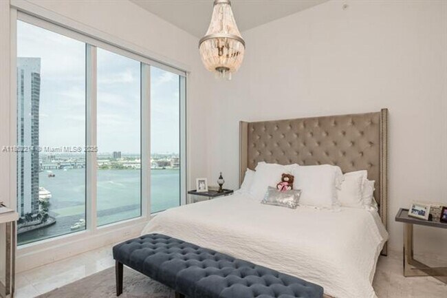 Building Photo - 900 Brickell Key Blvd