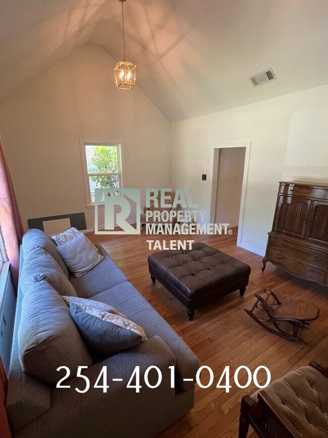 Building Photo - COMING SOON!!  This charming bungalow-styl...
