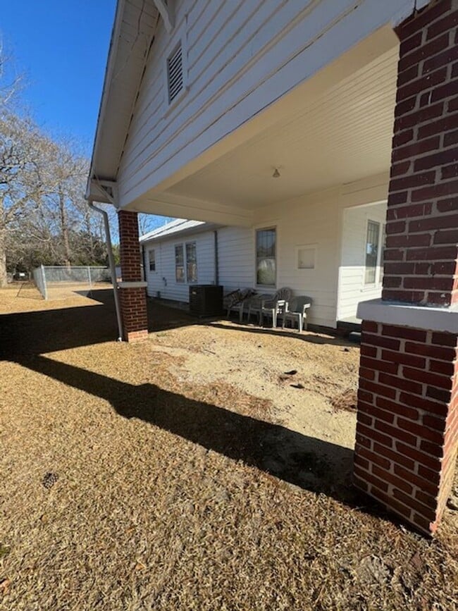 Building Photo - 911 E 4th St