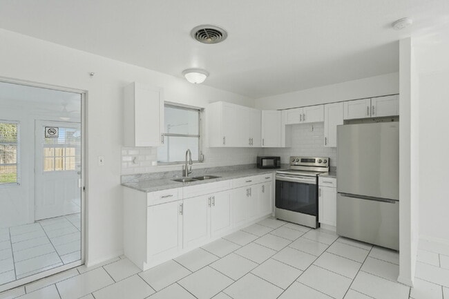 Building Photo - "Charming 2-Bedroom Duplex Retreat in North Port!"