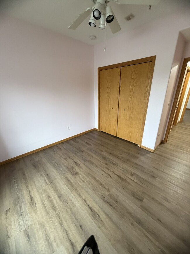 Building Photo - New Listing - 2 Bedroom, 1 Bath Condo on Northeast side of Iowa City