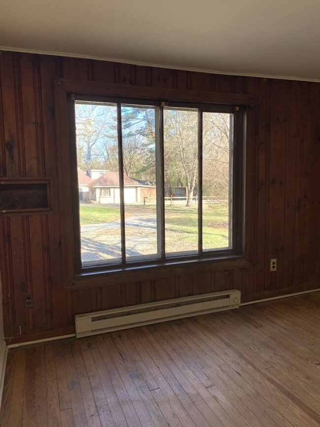 Building Photo - Single family home with 3 beds/1 bath