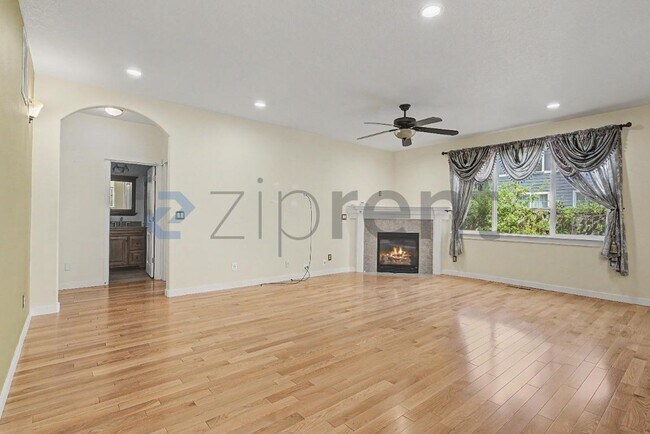 Building Photo - 132 NE 63rd Ave