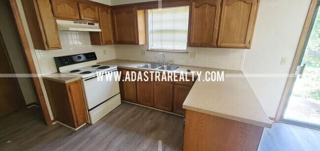 Building Photo - Affordable Duplex in Blue Valley School District-Available NOW!!