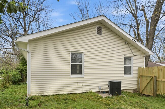 Building Photo - Move-In Ready 3 Bed with Modern Updates & Detached Garage