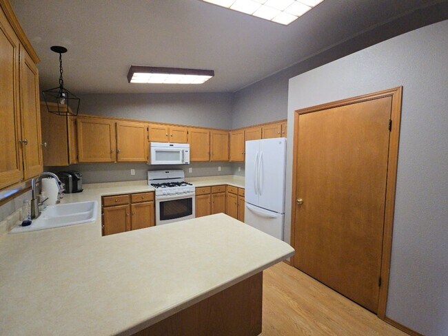 Building Photo - Pet friendly! 3DB/2BA Fortuna home on quiet road!