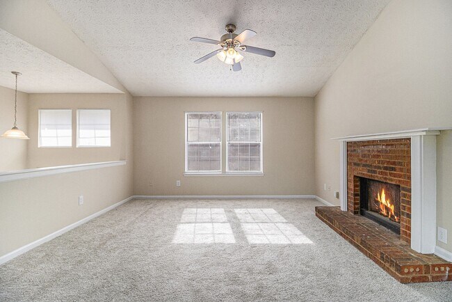 Building Photo - 4 Bedroom 2 Bath House