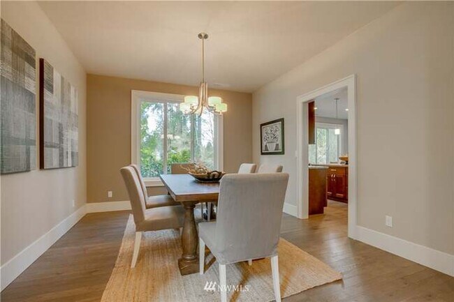 Building Photo - Beautiful 5 Bedroom 4 Bathroom Home in Lake Forest Park!