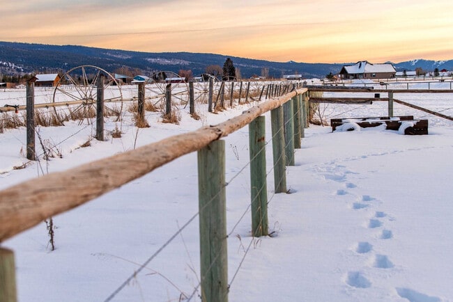 Building Photo - 1330 Larsen Ln